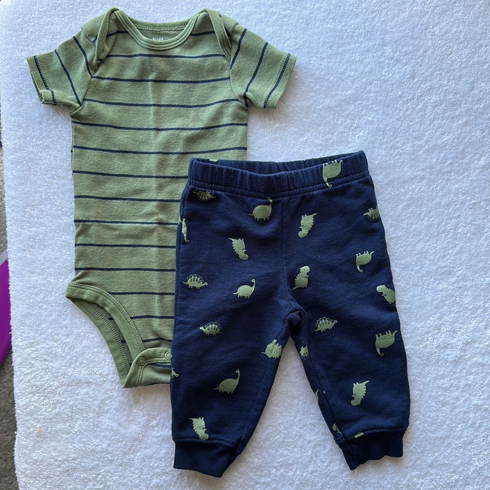 NWOT Carter’s 2 piece set.
